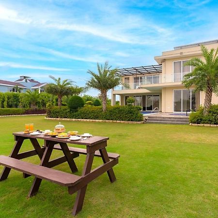 Stayvista At Blanc Belle With Outdoor Pool Sohna Esterno foto
