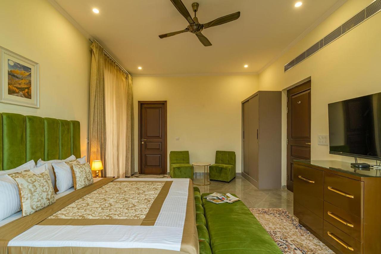 Stayvista At Blanc Belle With Outdoor Pool Sohna Esterno foto