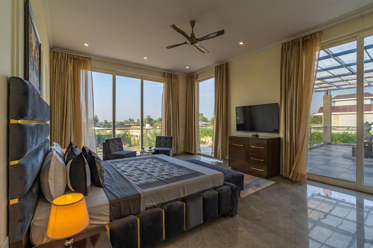 Stayvista At Blanc Belle With Outdoor Pool Sohna Esterno foto