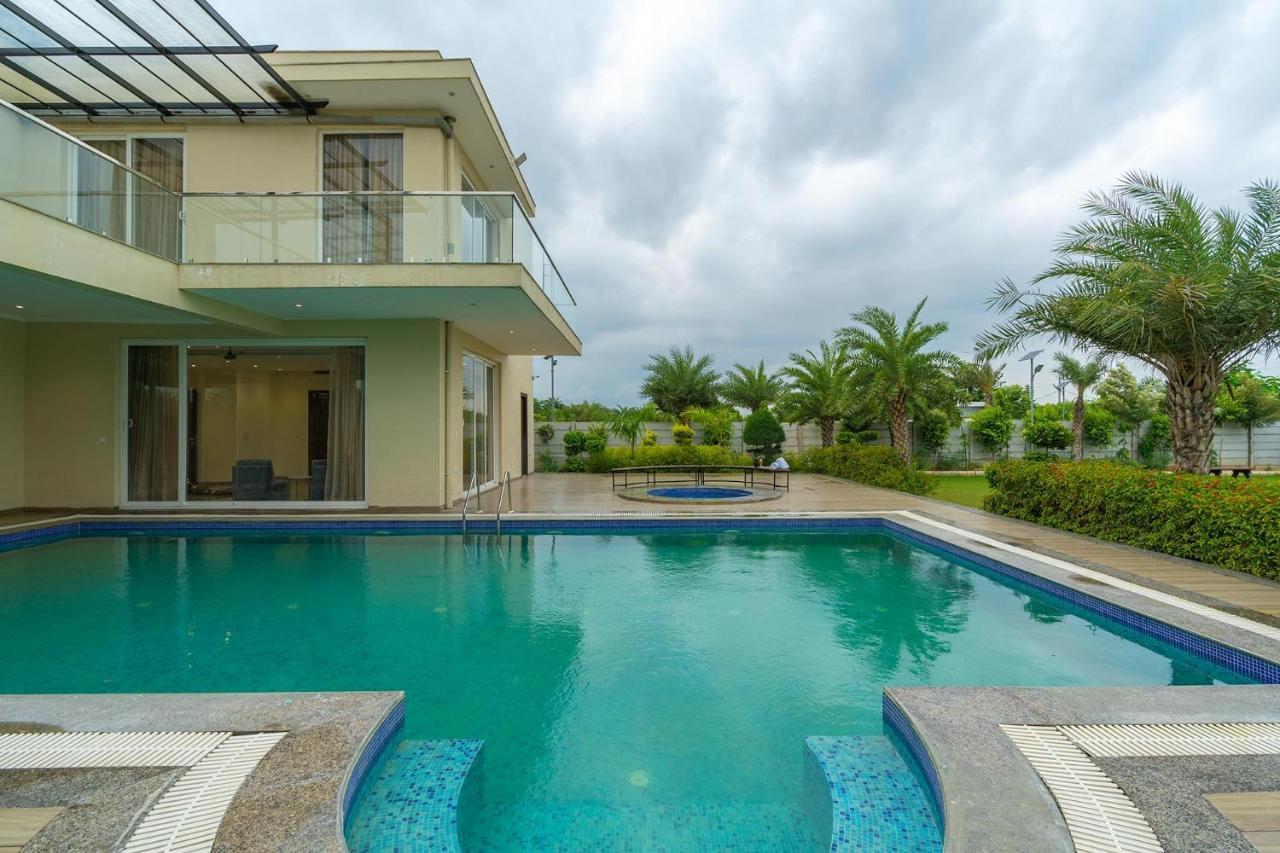 Stayvista At Blanc Belle With Outdoor Pool Sohna Esterno foto